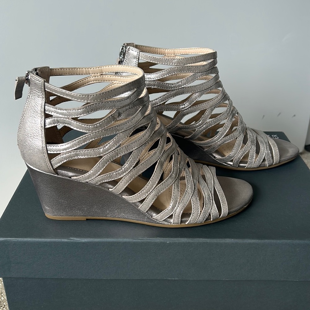 Sofft brand, rose pewter color, very comfortable, worn once. Heel height 2.5"